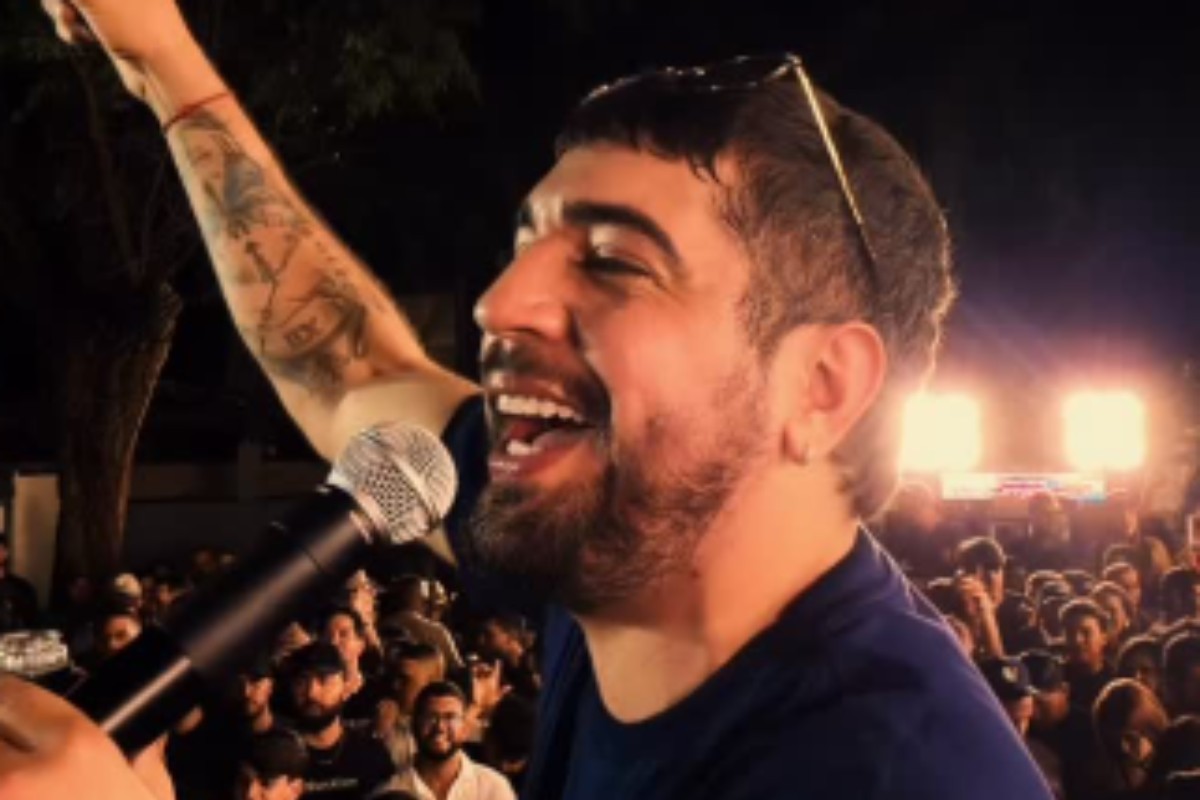 nattan cantando em show