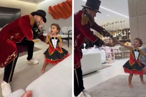 Neymar e Mavie brincando de fazer mágica