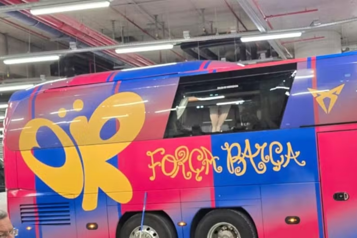 Ônibus do Barcelona apedrejado