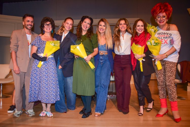 Paolla Oliveira e o elenco da peça "Elas São de Matar"
