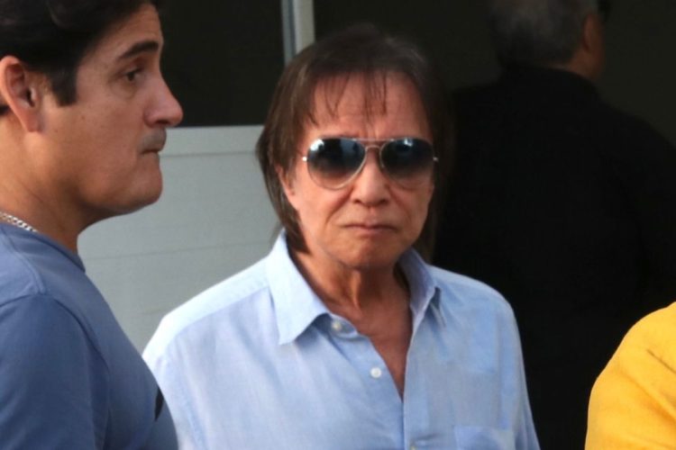 Roberto Carlos no velório de Guto Graça Mello