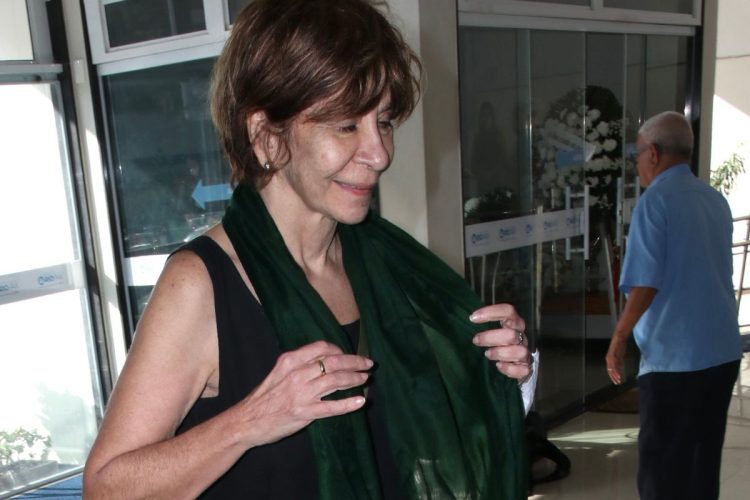 Sandra Pera no velório de Guto Graça Mello