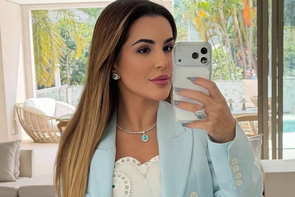 selfie de deolane bezerra com look chique