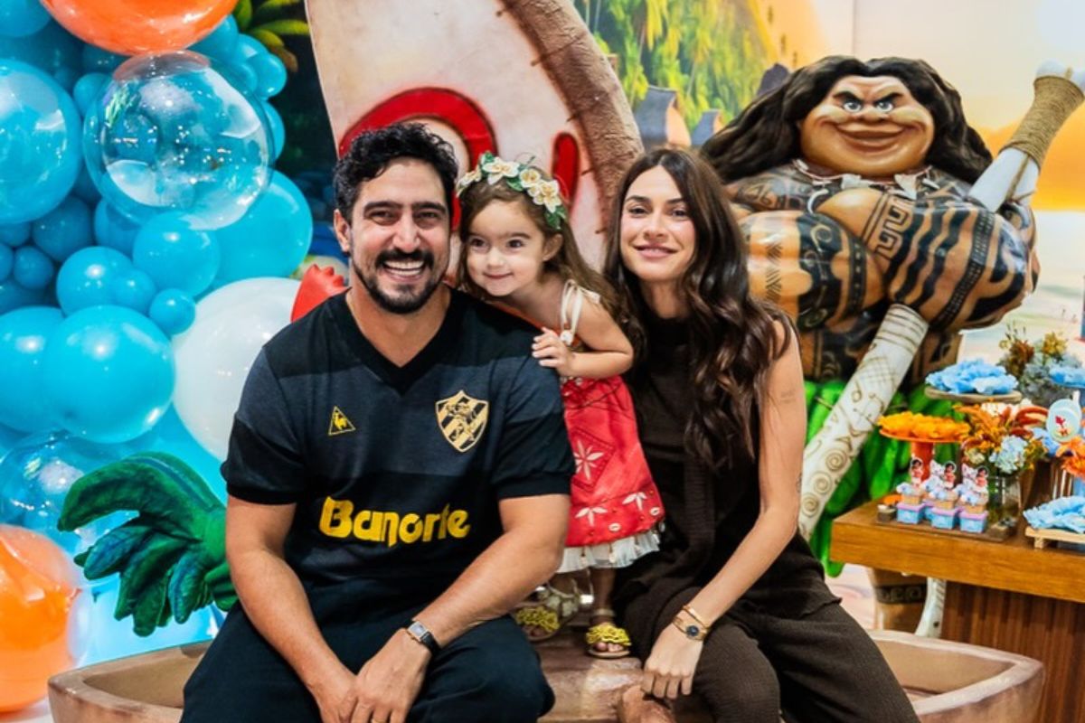 Thaila Ayala e Renato Góes com a filha