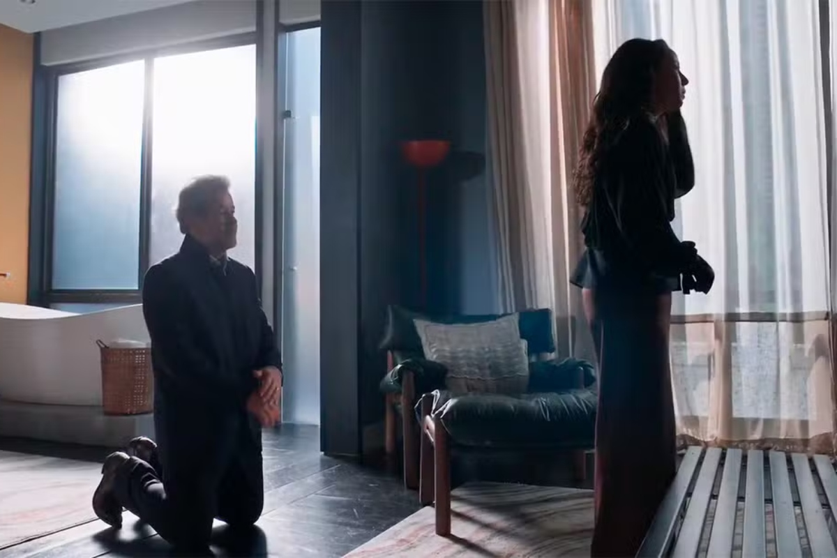 Ferette (Murilo Benício) se ajoelha e pede perdão Zenilda (Andrea Horta)