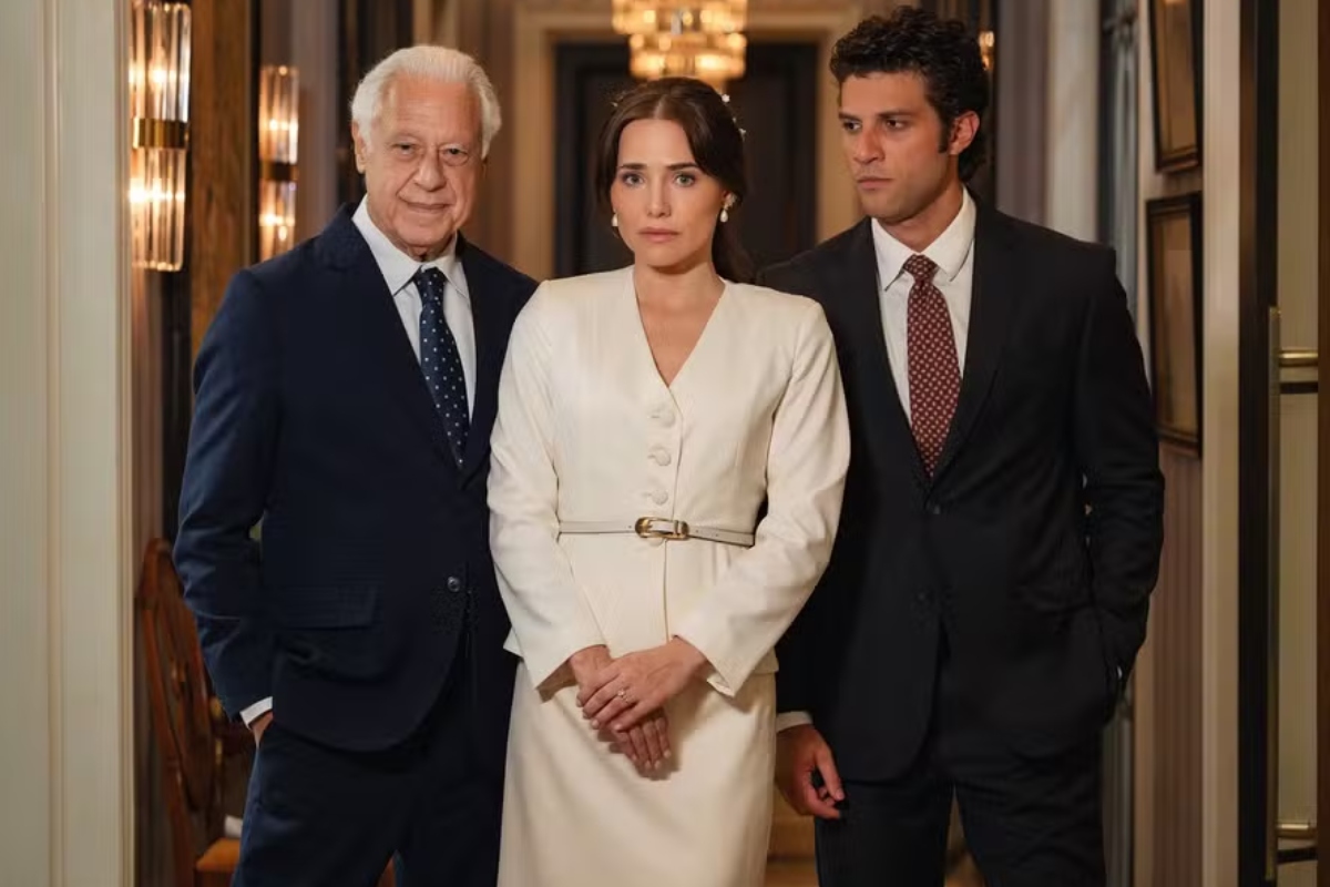 Pedro (Chay Suede), (Leticia Colin) e Arthur (Antonio Fagundes)