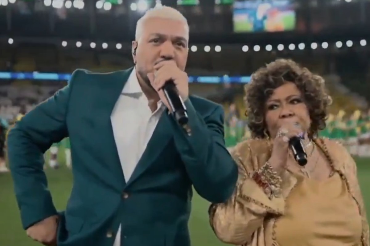 belo e alcione cantando hino nacional em jogo amistoso da seleção brasileira