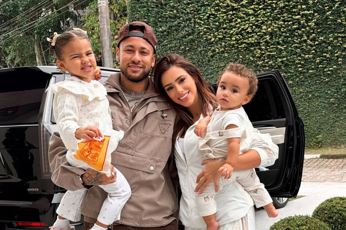 Bruna Biancardi e Neymar com as filhas