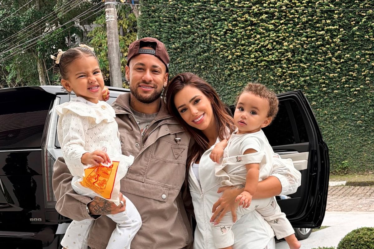 Bruna Biancardi e Neymar com as filhas