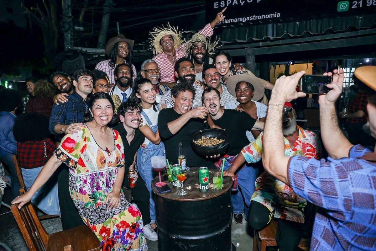 Elenco reunido na festa junina de 'A Nobreza do Amor'