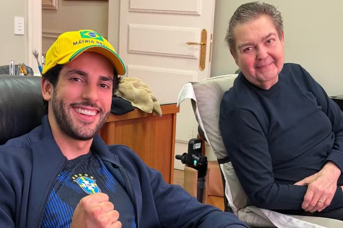 Faustão assiste ao jogo do Brasil com o genro