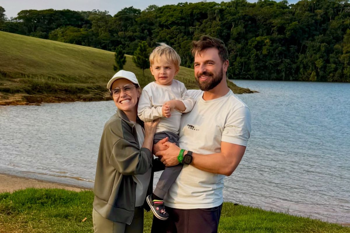 Fernanda Vasconcellos e Cássio Reis com o filho