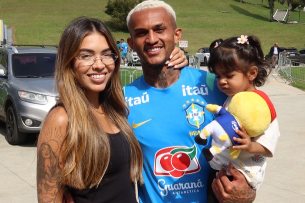 jogador wesley com a esposa e filha