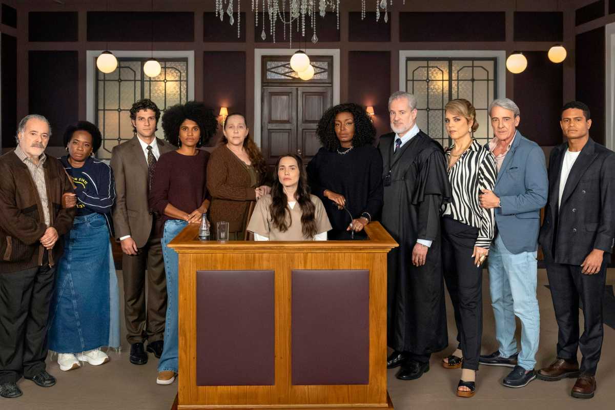 Otoniel (Tony Ramos), Rosa (Tatiana Tiburcio), Pedro (Chay Suede) , Elenice (Mariana Sena) , Elisa (Isabela Garcia), Adriana (Letícia Colin) , Silvana (Belize Pombal),Ademir (Dan Stulbach), Pilar (Isabel Teixeira), Ulisses (Alexandre Borges), Tiago (Gui Ferraz) no julgamento de Adriana em 'Quem Ama Cuida'