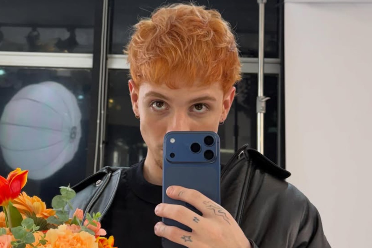 juliano floss tirando selfie com buquê de flores