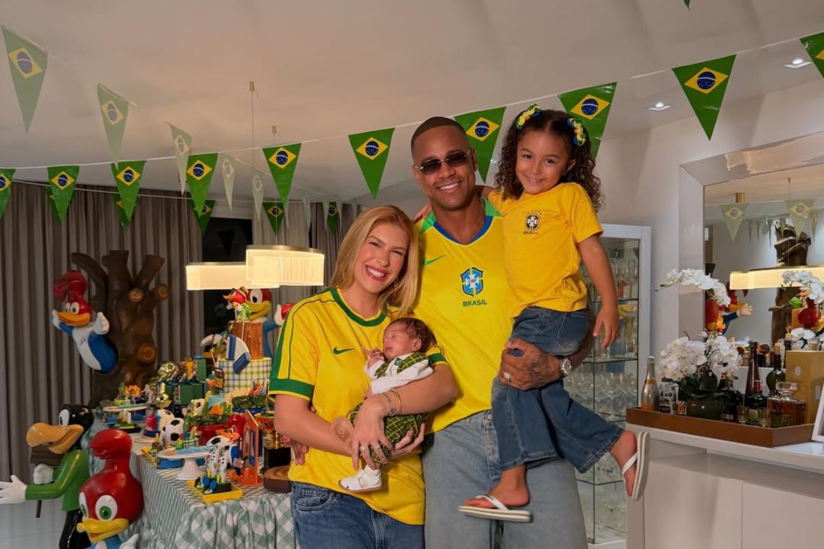 Lore Improta e Léo Santana com os filhos