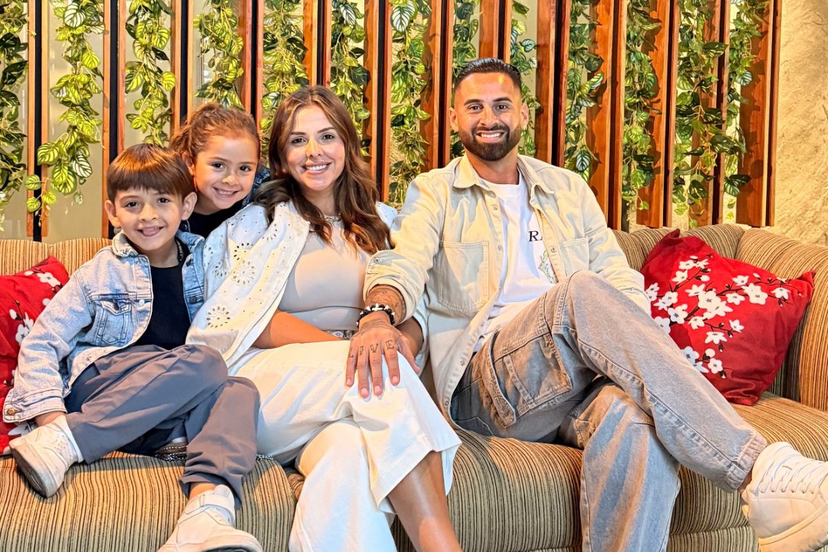 Lucas Trejo com a esposa e os filhos