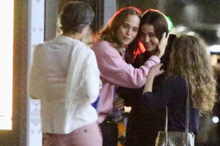 Nanda Costa e Emile Rey deixando teatro juntas