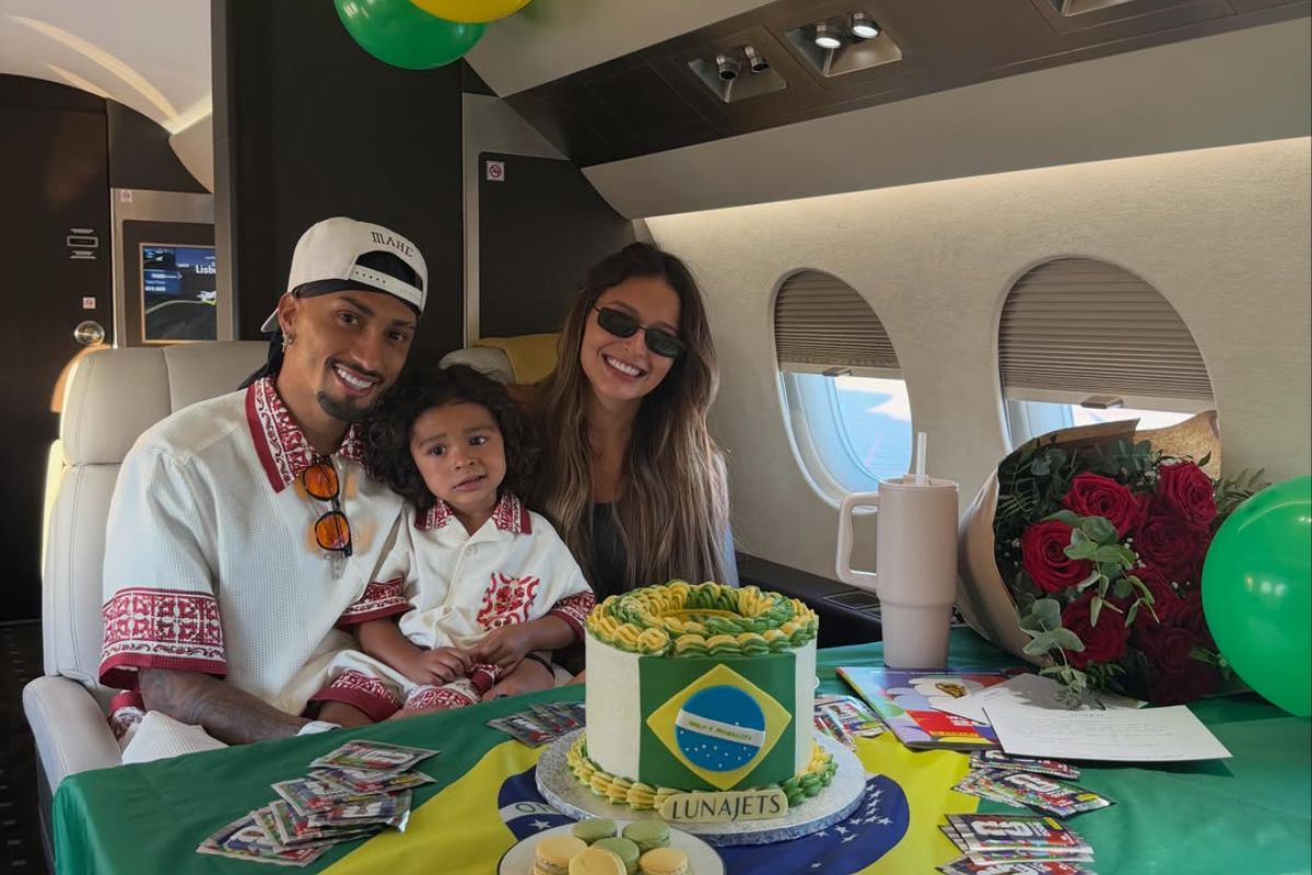 Raphinha com a esposa Natália Belloli e o filho