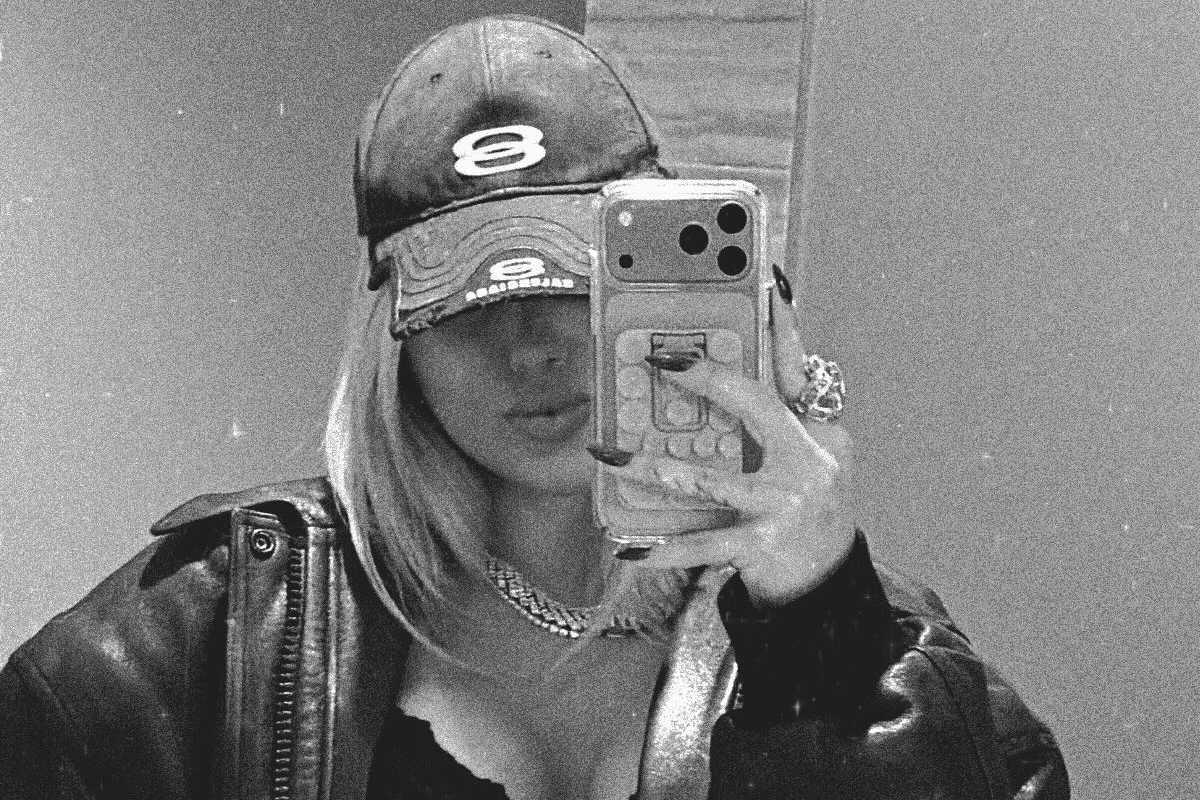 virginia fonseca em selfie preta e branca