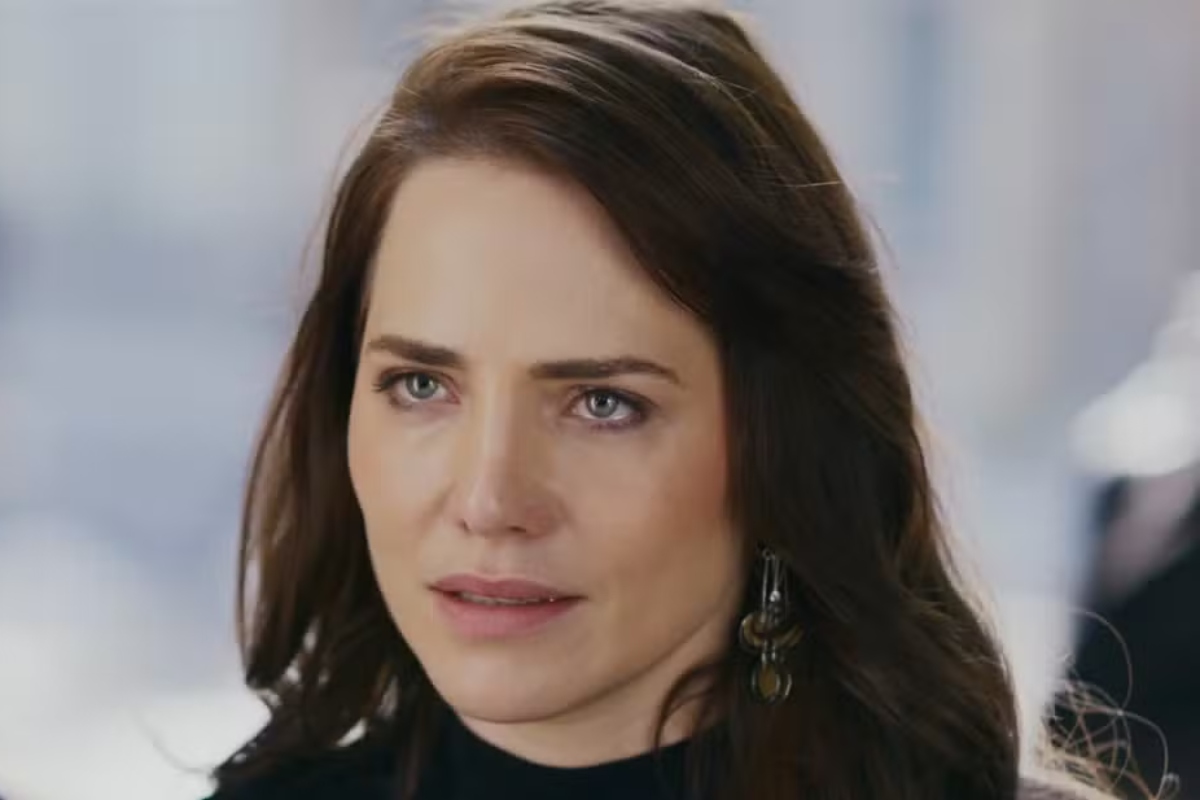 Adriana (Letícia Colin)