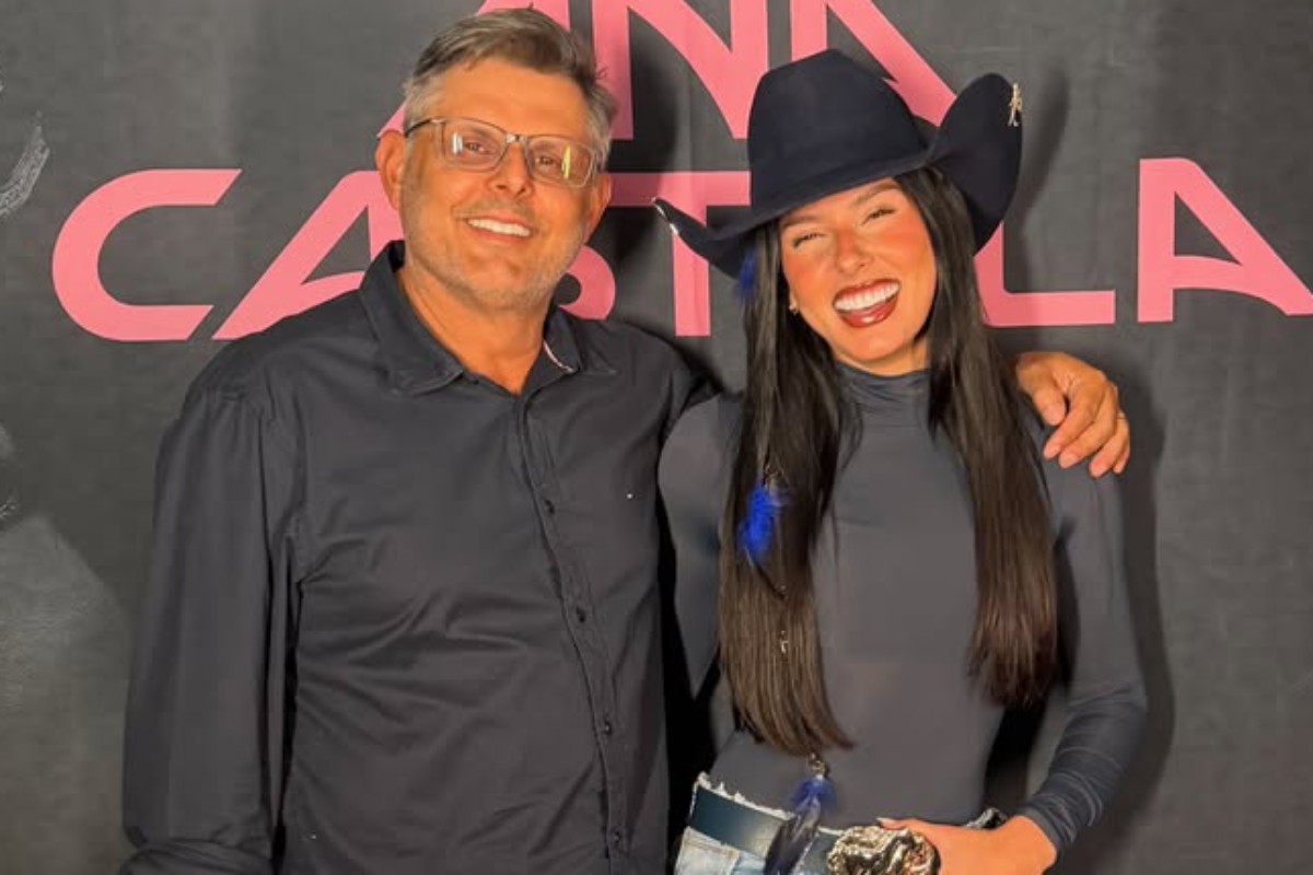 Ana Castela posando com o pai