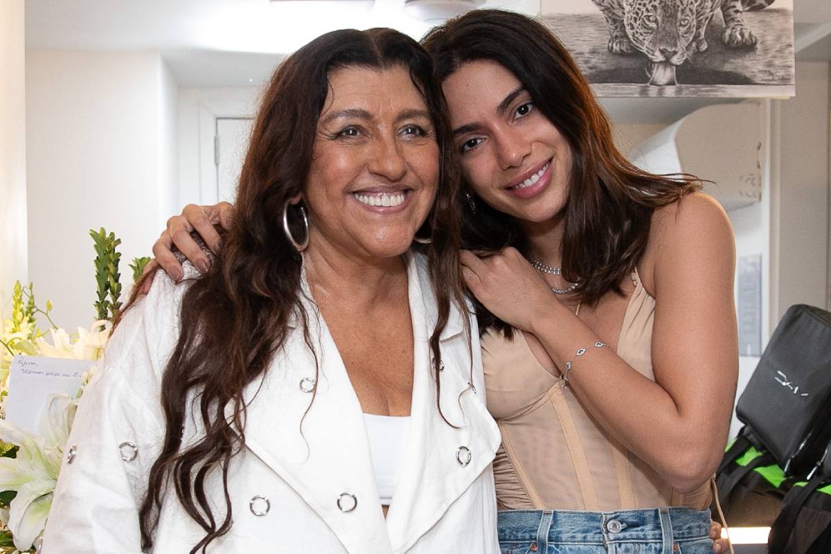 Anitta prestigiando Regina Casé em volta ao teatro