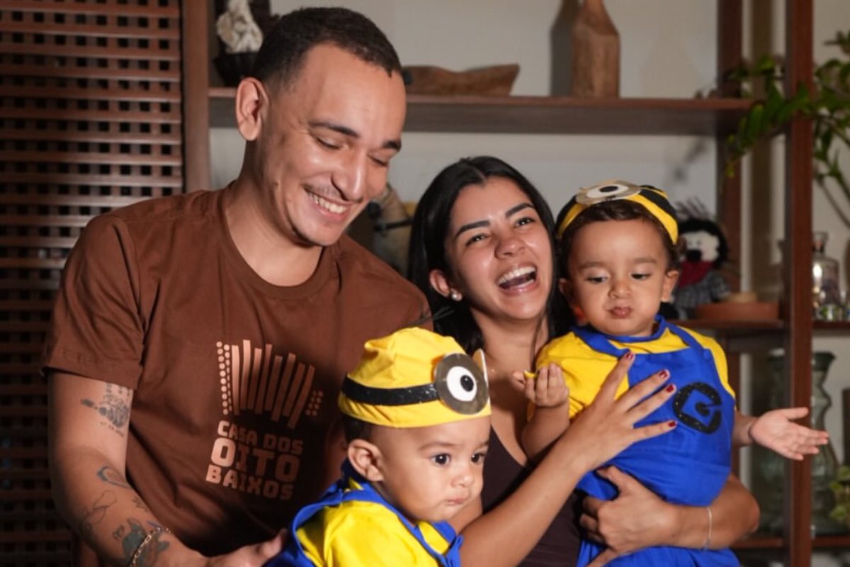 Ary Mirelle e João Gomes com os filho em festa de aniversário