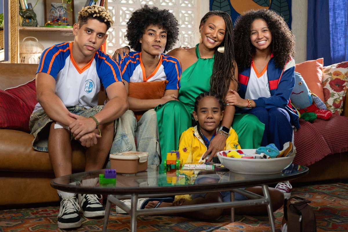 Peixe (Cauê Campos), Ítalo (Fabrício Assis), Bela (Sheron Menezzes), Samuca (Kadu Spinola) e Glorinha (Laura Luz) em "Por Você"