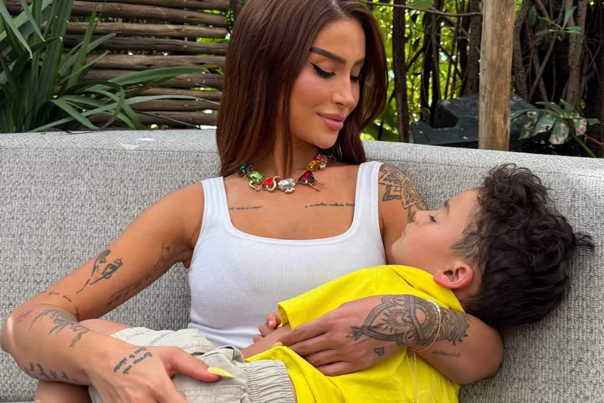 Bianca Andrade com filho Cris no colo