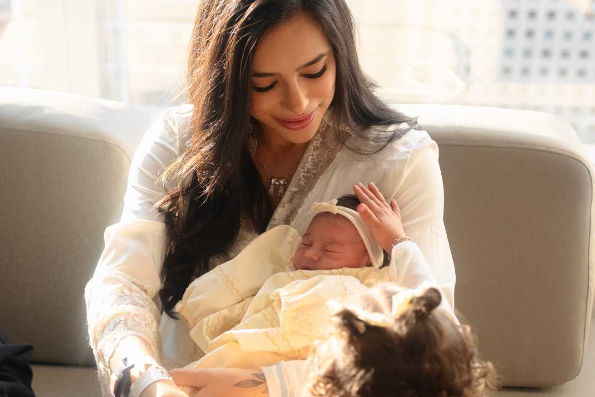 bruna biancardi com a filha mel no colo e mavie fazendo carinho