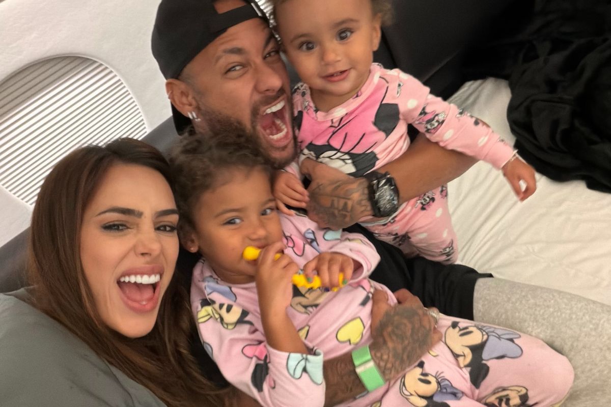 Bruna Biancardi e Neymar com as filhas