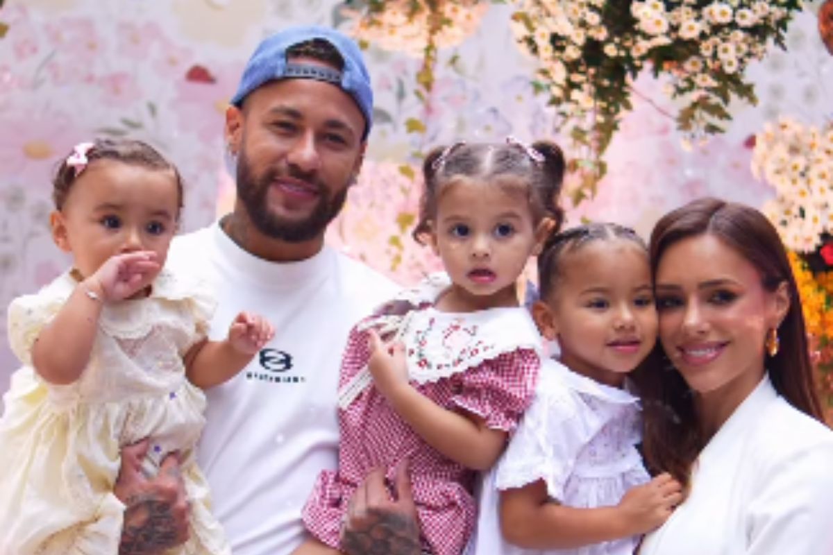 Bruna Biancardi e Neymar com as filhas