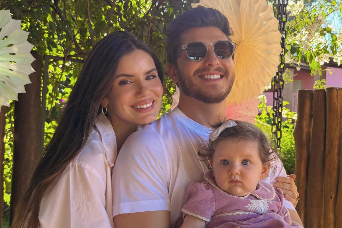 Camila Queiroz e Klebber Toledo com a filha