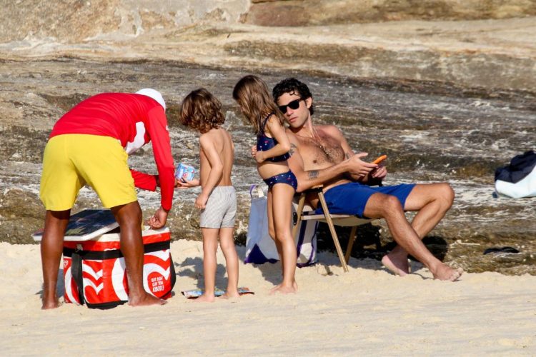 Chay Suede com os filhos