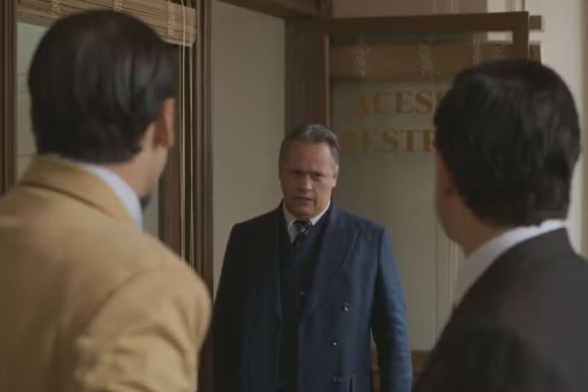 Diógenes (Danton Mello) trai Manoel (Daniel Rangel) e promove Mirinho (Nicolas Prattes)