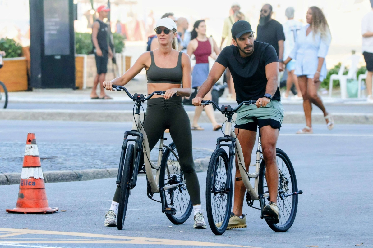 Gisele Bündchen e o marido Joaquim Valente pedalam na orla carioca
