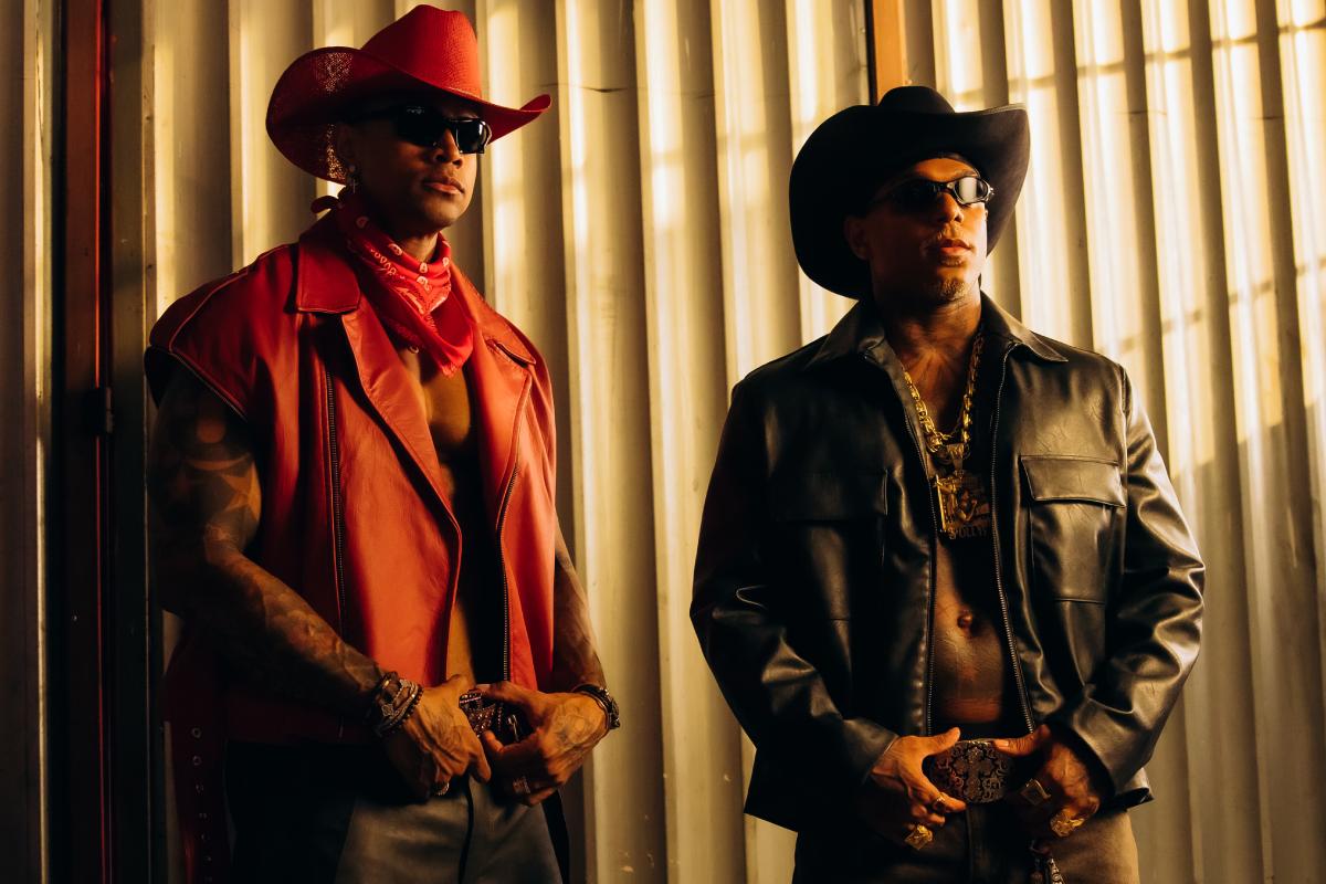 Oh Polêmico e Léo Santana como cowboys no clipe de “Laço na Fivela”