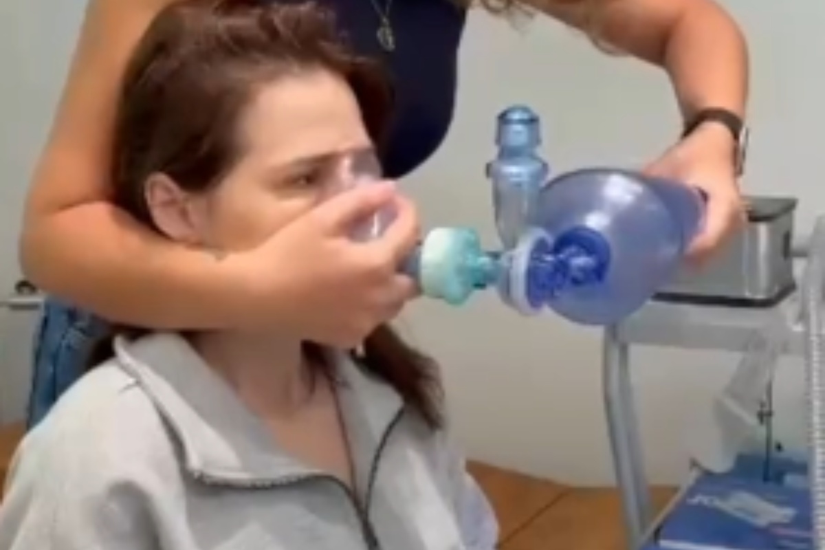 letícia colin fazendo fisioterapia respiratória