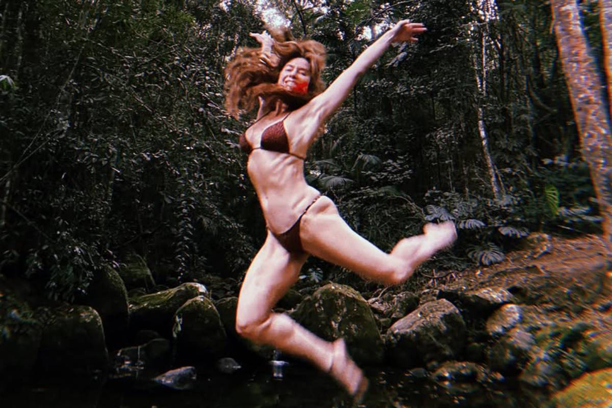 Leticia Spiller dançandos balé na natureza