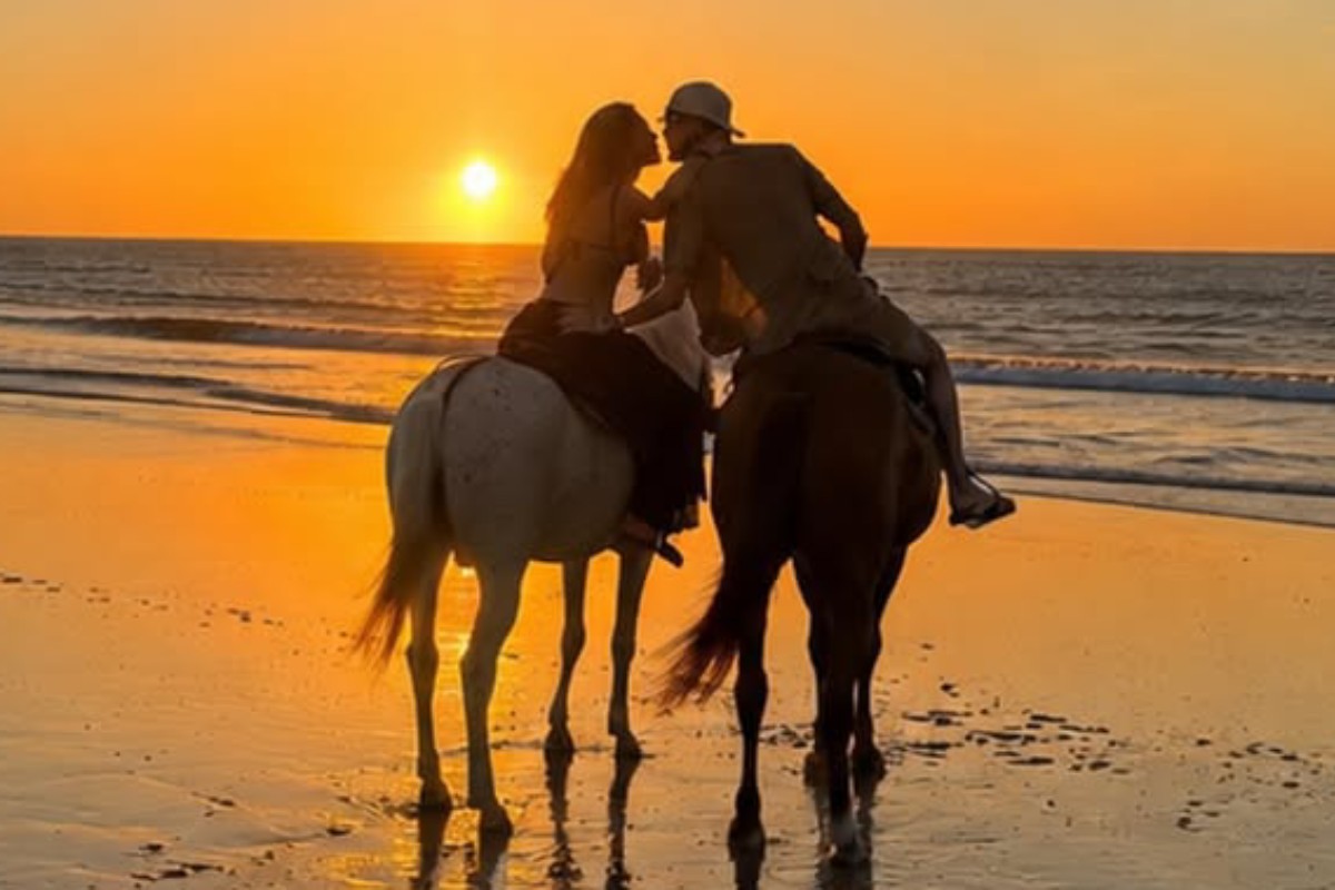 Luan Pereira e Victoria Miranda se beijando em pôr do sol