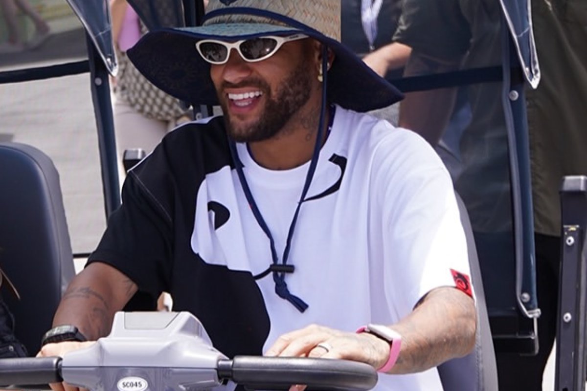neymar andando de carrinho elétrico na disney