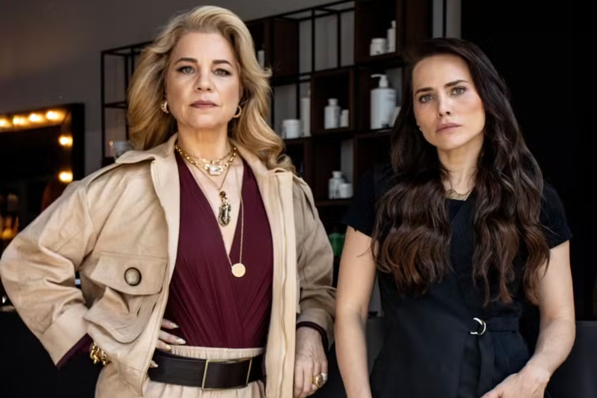 Pilar (Isabel Teixeira) e Adriana (Letícia Colin) na segunda fase de "Quem Ama Cuida"