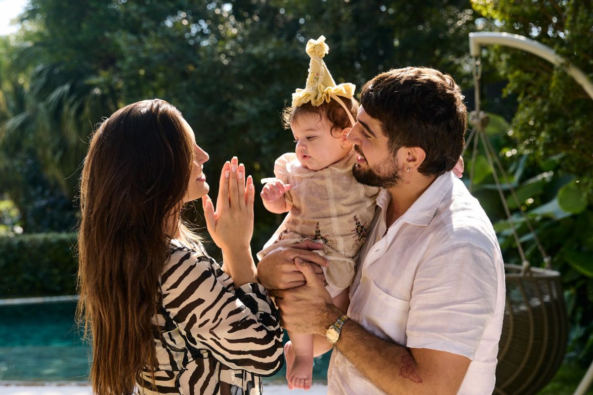 Rafa Kalimann e Nattan com a filha Zuza