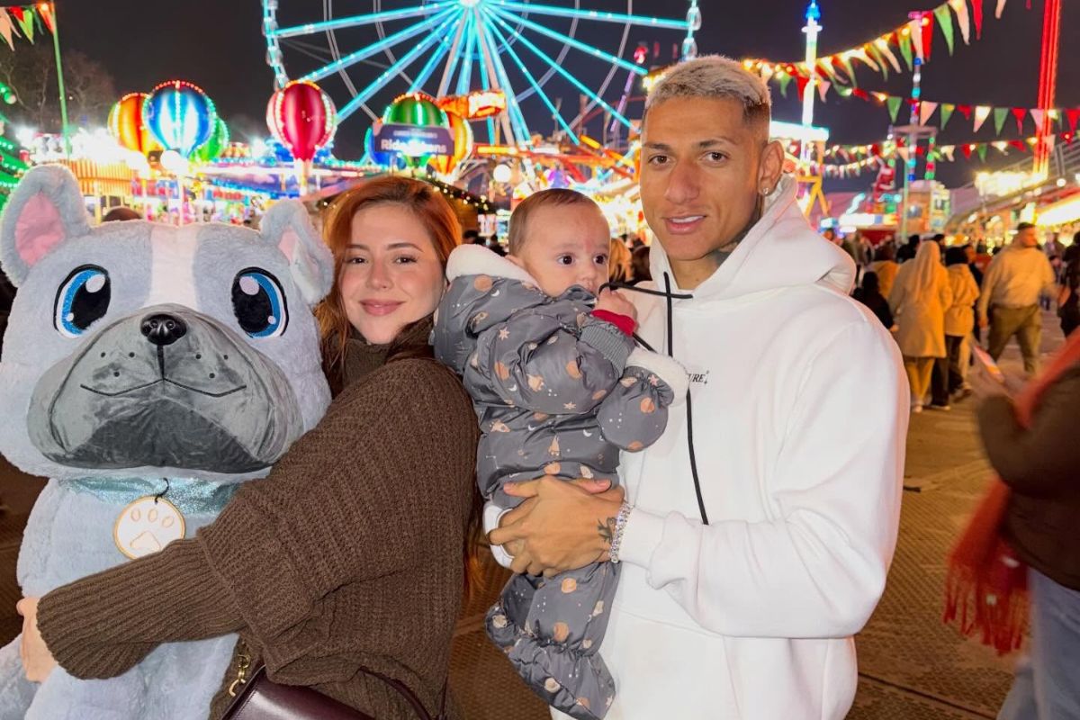 Richarlison com a esposa e o filho