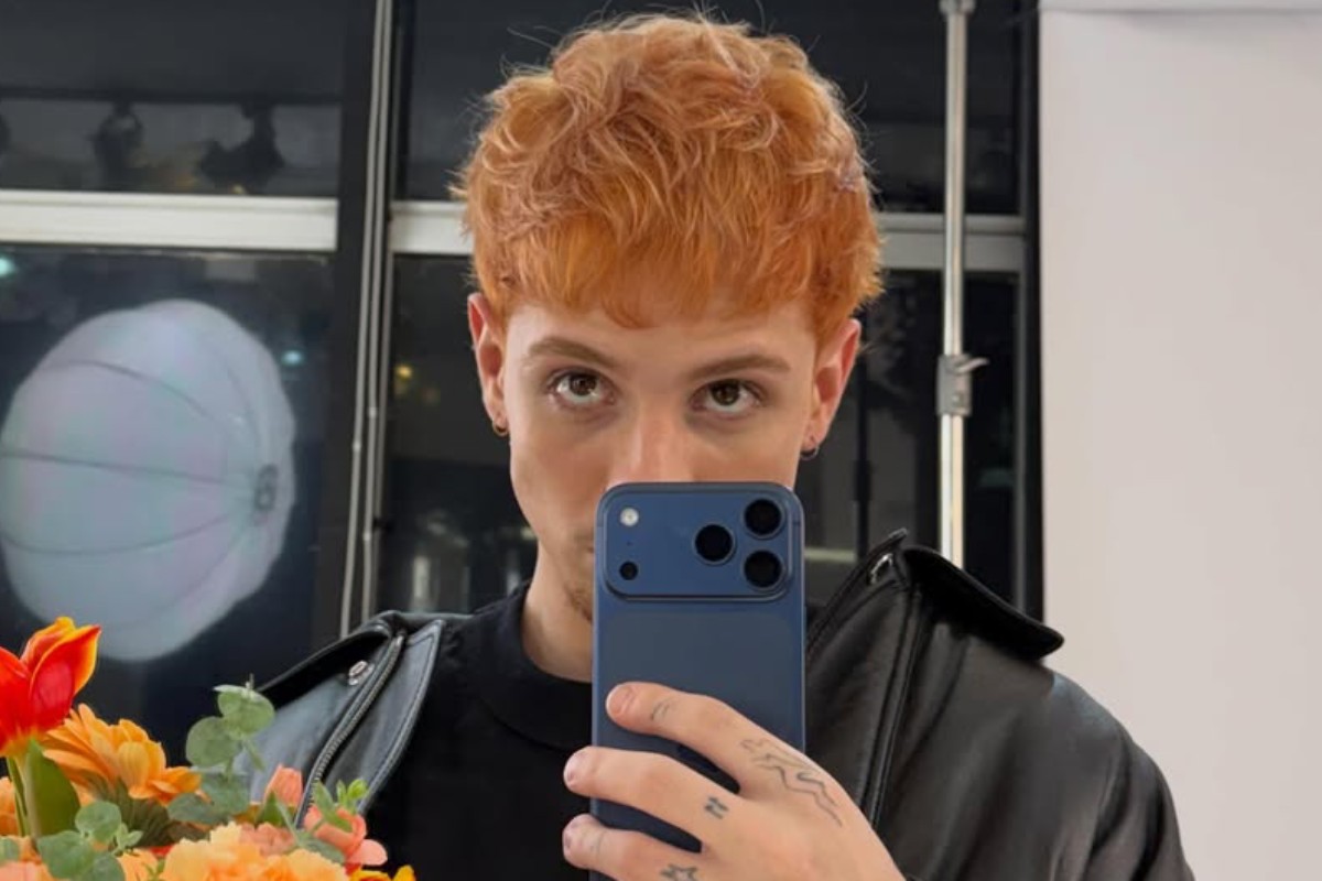 selfie de juliano floss com cabelos ruivos