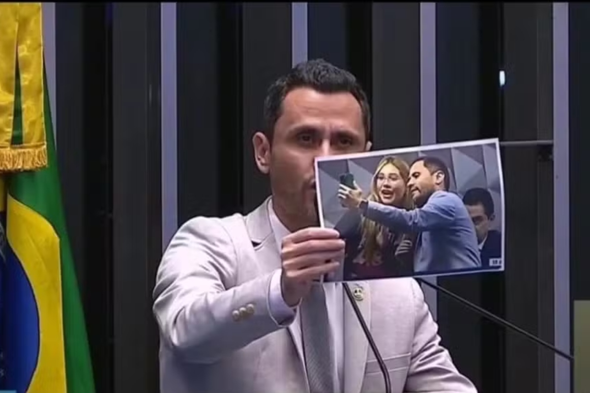 Senador Cleitinho Azevedo exibe sua foto com Virginia