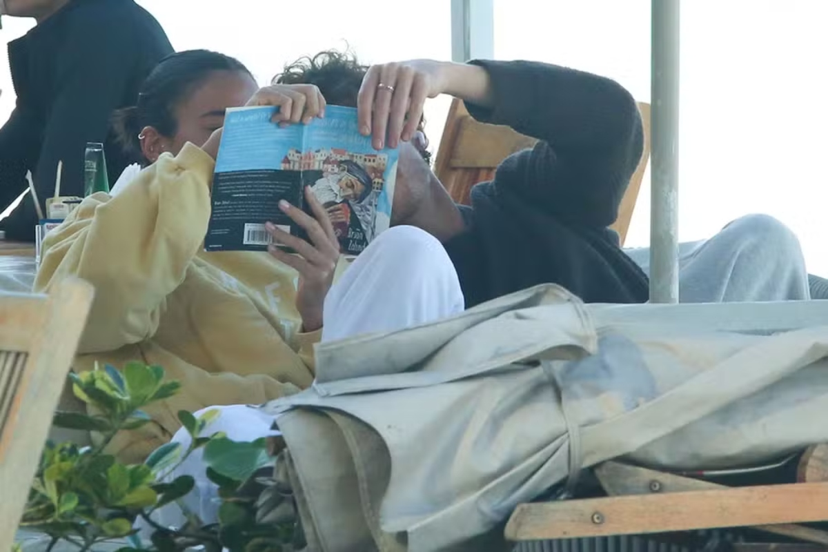 Bruna Marquezine e Shawn Mendes lendo