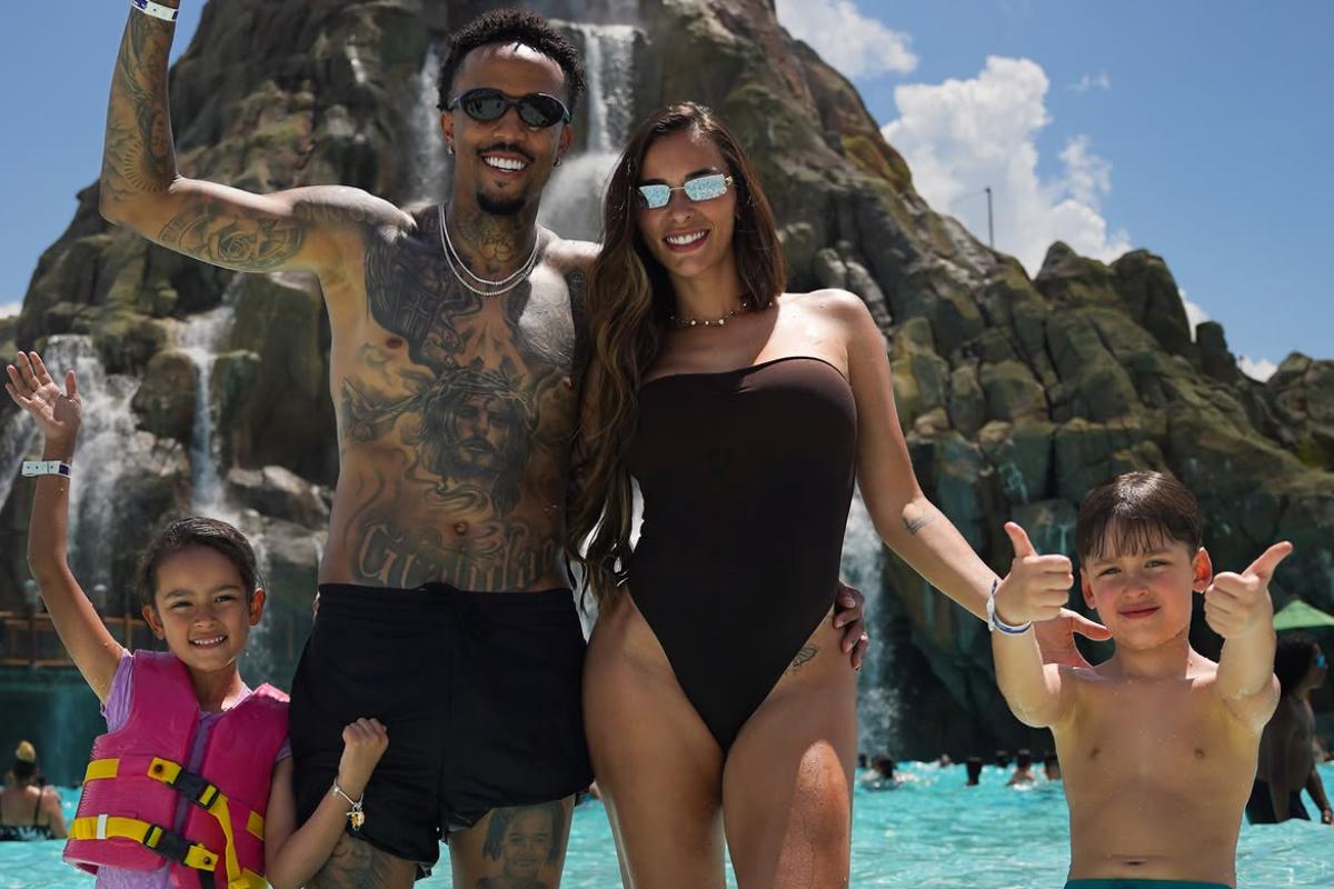 tainá e éder militão com os filhos em parque aquático