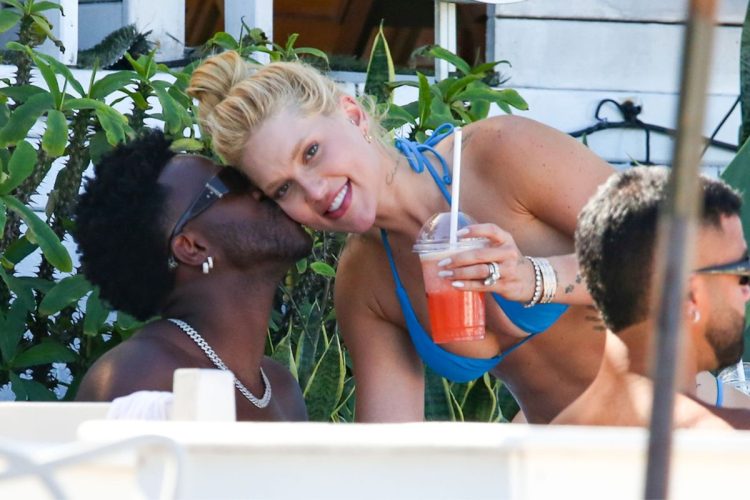 Virginia Fonseca e Vini Jr na praia